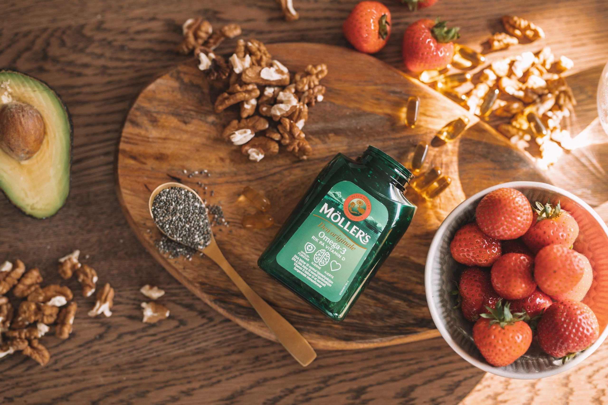 Möller's Omega-3 Capsules op houten plank