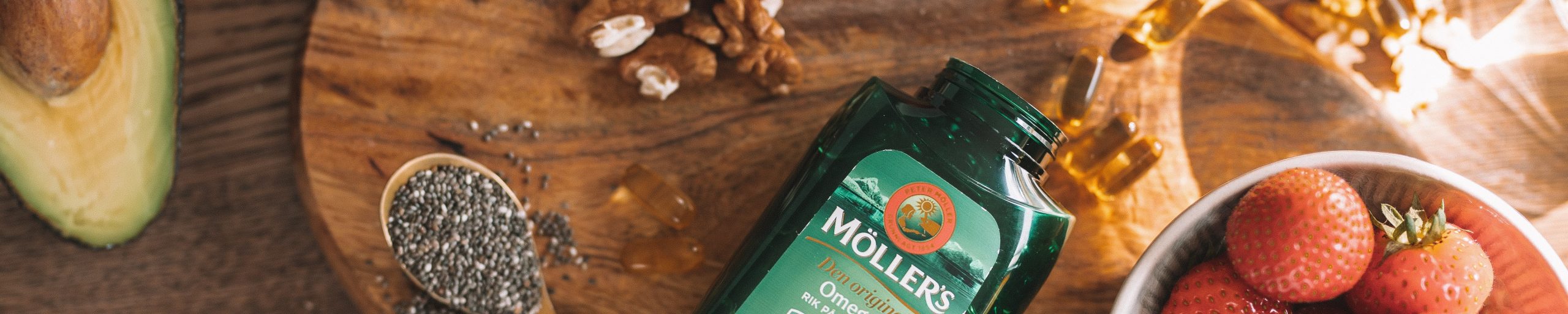 Möller's Omega-3 Capsules op houten plank